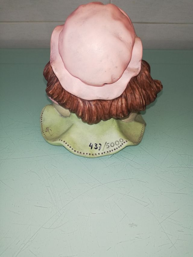 CERAMICA NIÑA SENTADA.SUJETA LIBROS