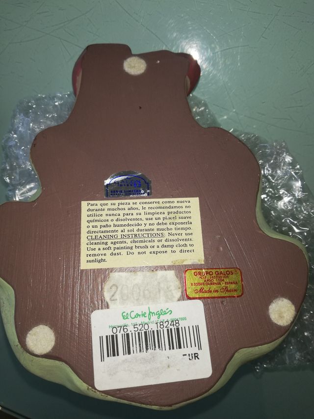 CERAMICA NIÑA SENTADA.SUJETA LIBROS