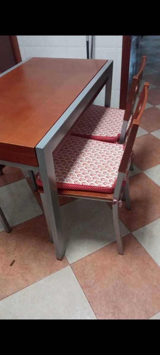 Mesa de madera de cocina/comedor extensible.