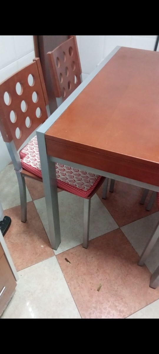 Mesa de madera de cocina/comedor extensible.