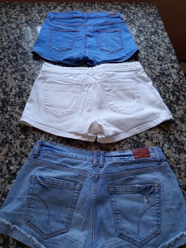 se venden tres vaqueros cortos