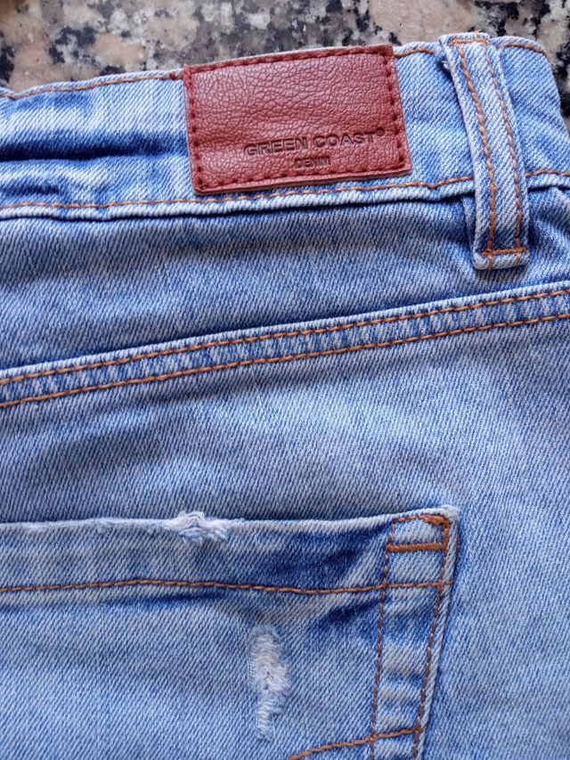 se venden tres vaqueros cortos