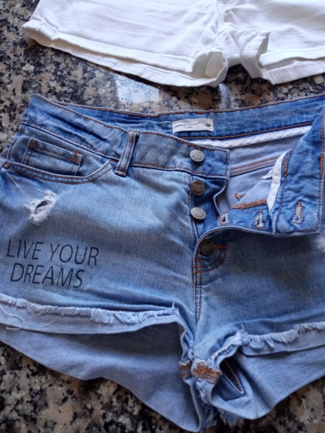 se venden tres vaqueros cortos