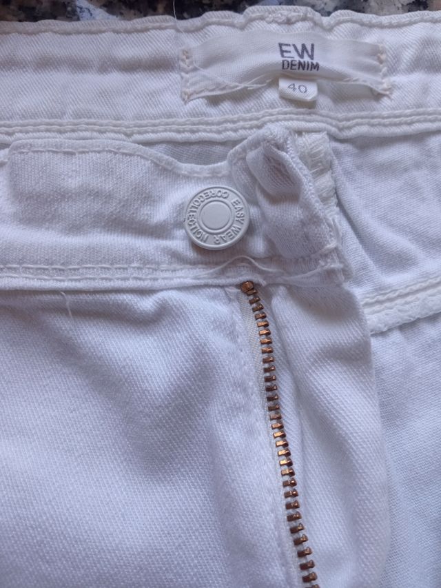 se venden tres vaqueros cortos