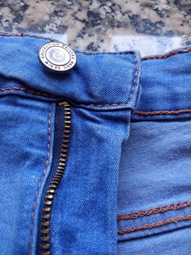 se venden tres vaqueros cortos