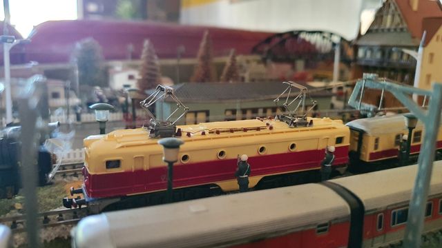 locomotora Alsthom 3N con luz