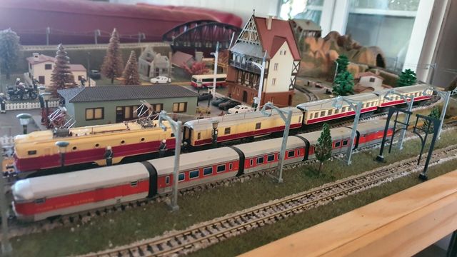 locomotora Alsthom 3N con luz