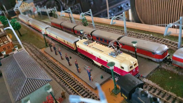 locomotora Alsthom 3N con luz