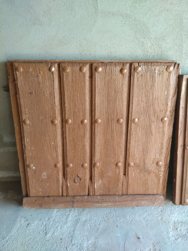 Puerta antigua o postigo de madera