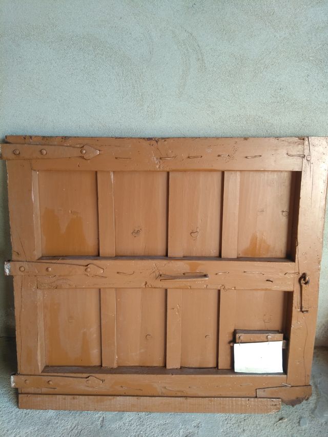 Puerta antigua o postigo de madera