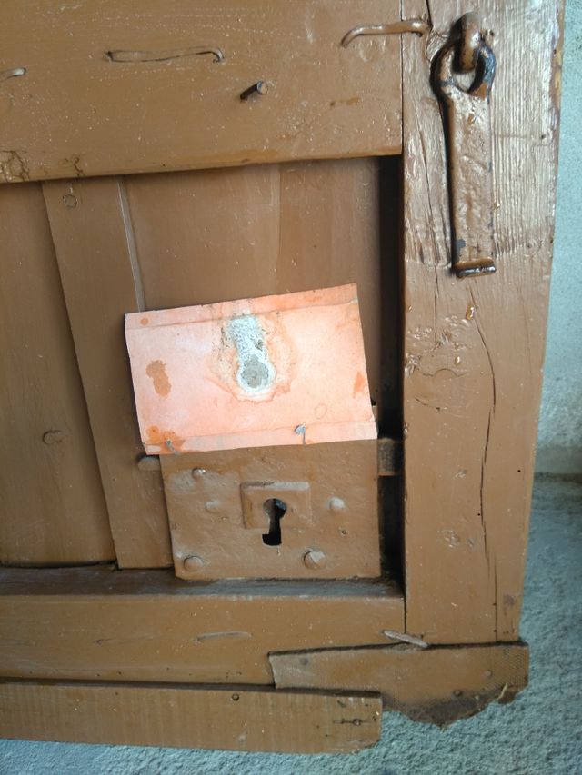 Puerta antigua o postigo de madera