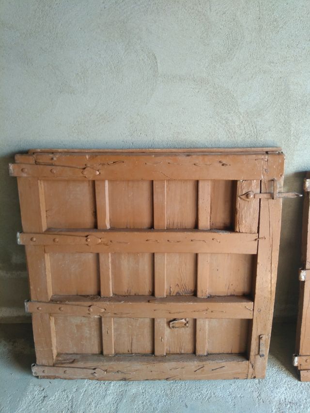 Puerta antigua o postigo de madera