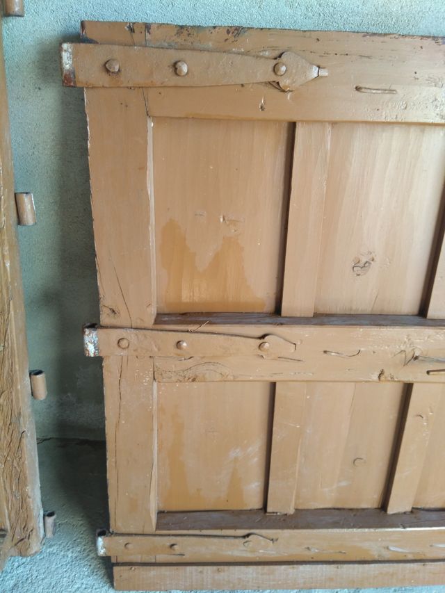 Puerta antigua o postigo de madera