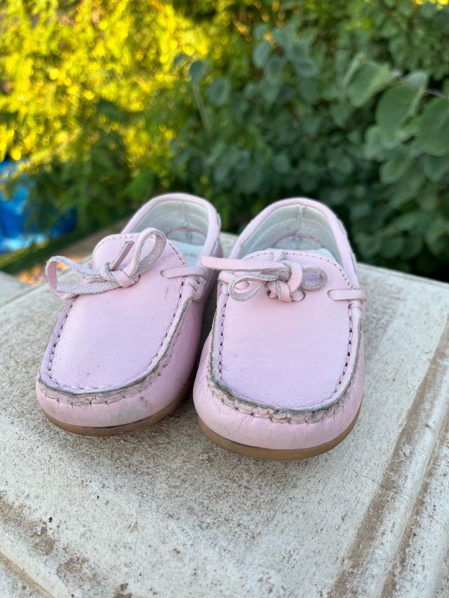 Mocasín piel rosa talla 24