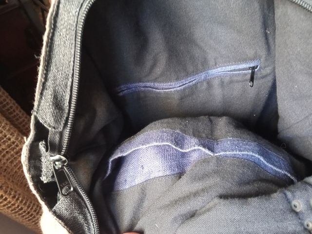 Bolso de tela y saco.