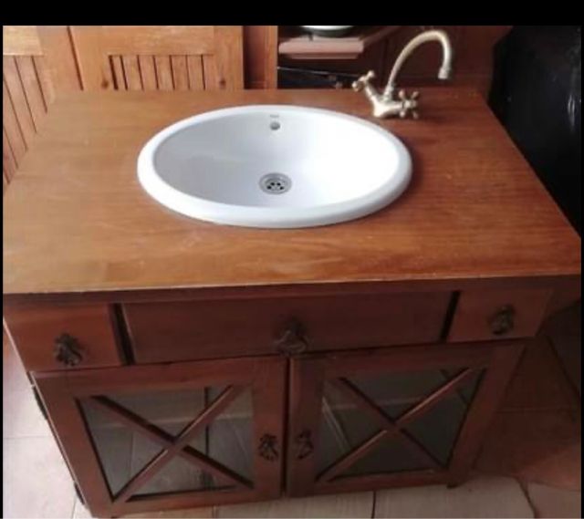 Mueble baño Artesanal con lavabo ,grifo y espejo.