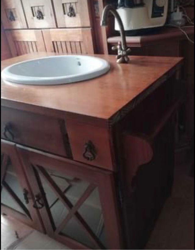 Mueble baño Artesanal con lavabo ,grifo y espejo.