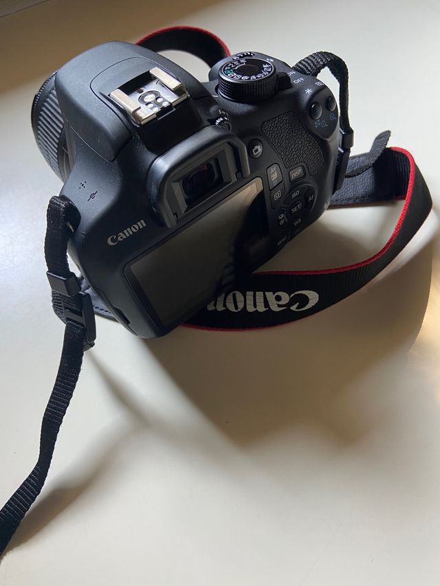 Cámara digital canon con funda 