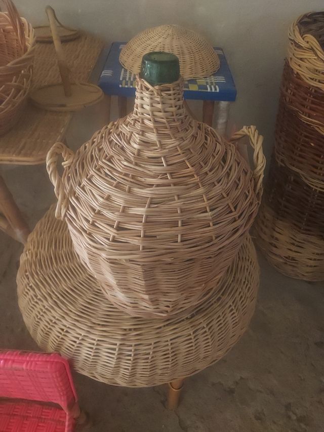 Damajuana, garrafon forrado de mimbre
