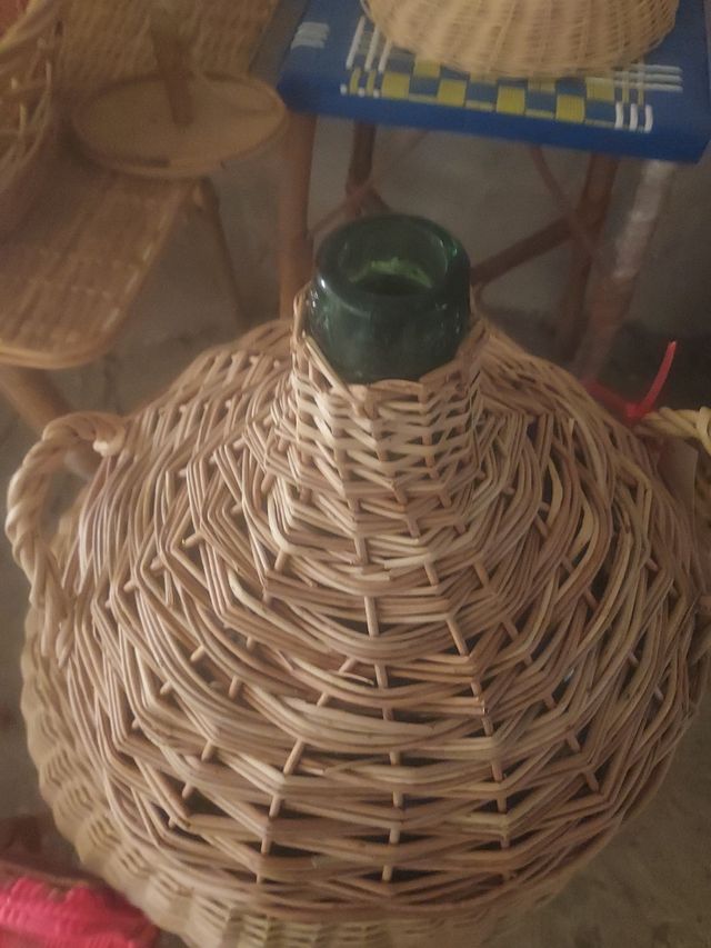 Damajuana, garrafon forrado de mimbre