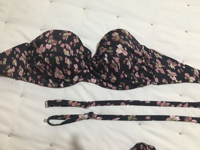 Bikini nuevo en tonos negro, rosa y verdes.