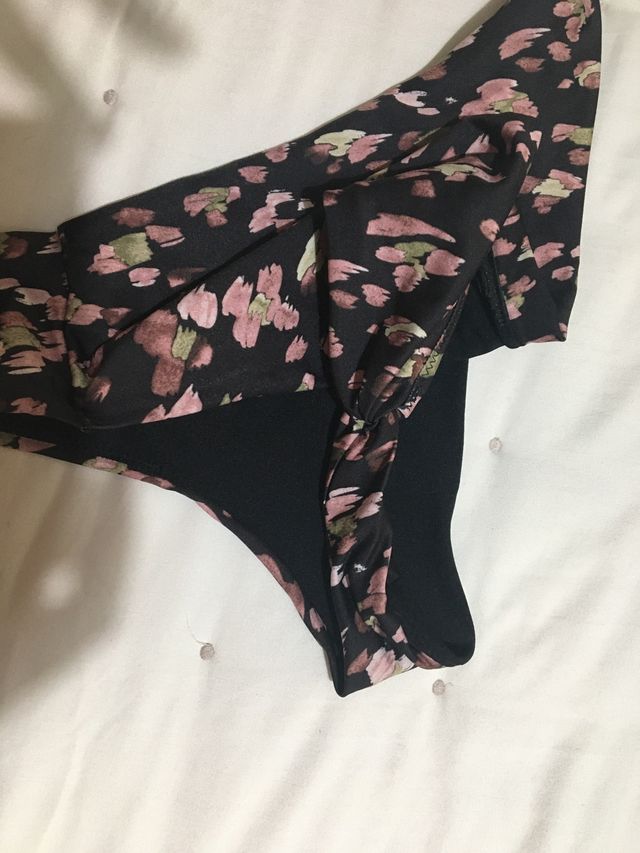 Bikini nuevo en tonos negro, rosa y verdes.