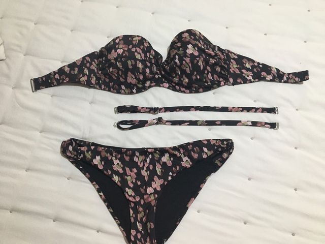 Bikini nuevo en tonos negro, rosa y verdes.
