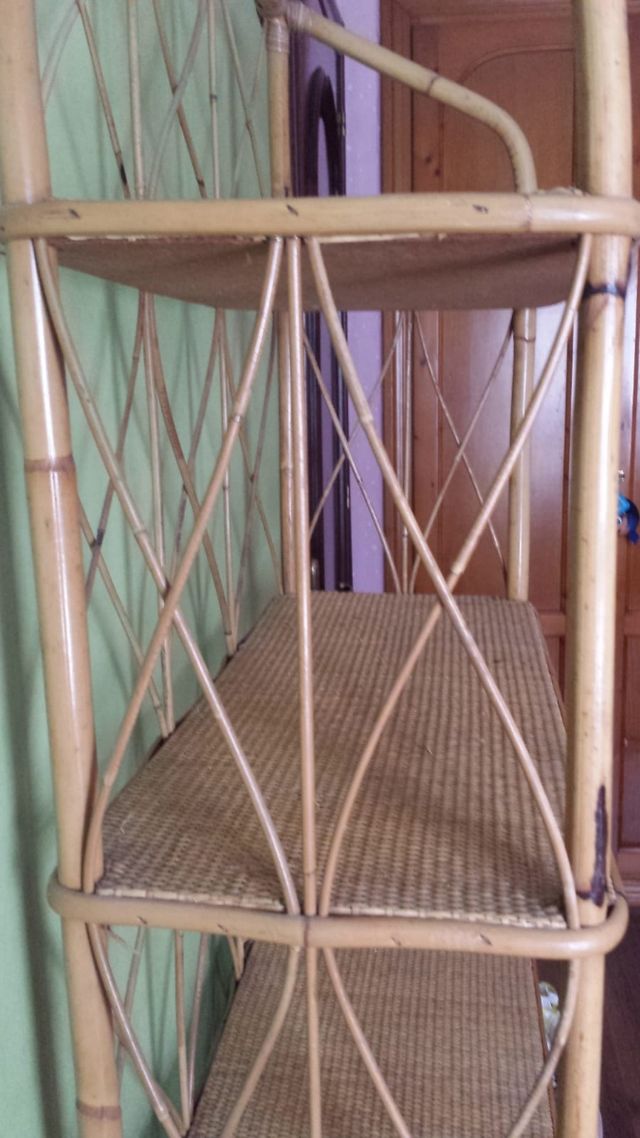 Estantería de bambú de segunda mano por 70 EUR en Gijón en WALLAPOP