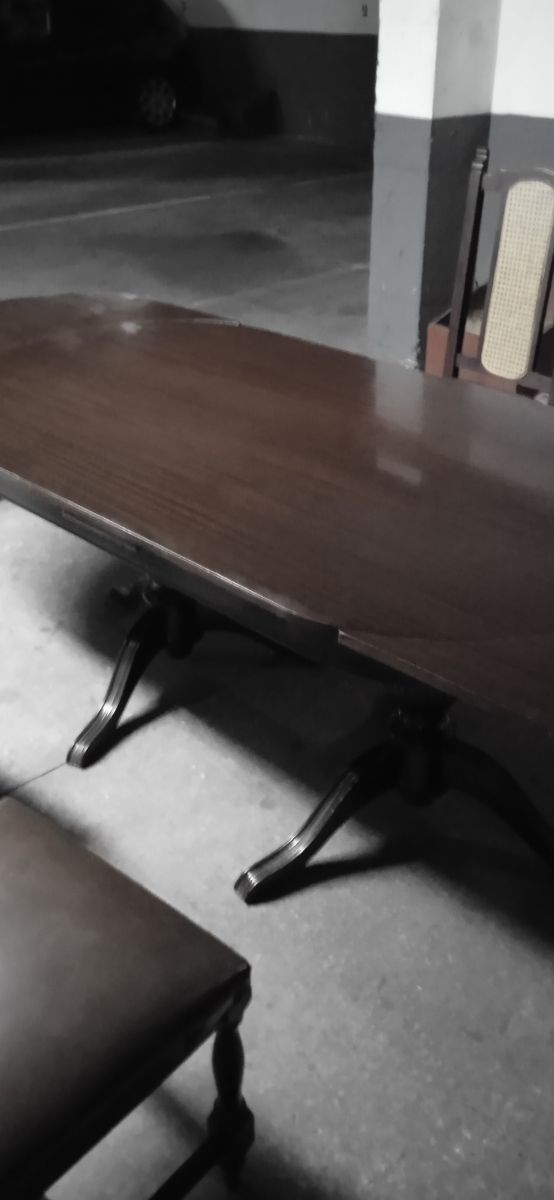 se rregalan 2 mesas muy bien conservadas 