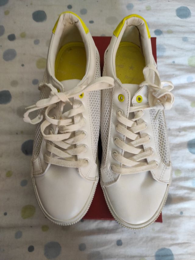 Estupendas zapatillas blancas Bershka. Talla 40.