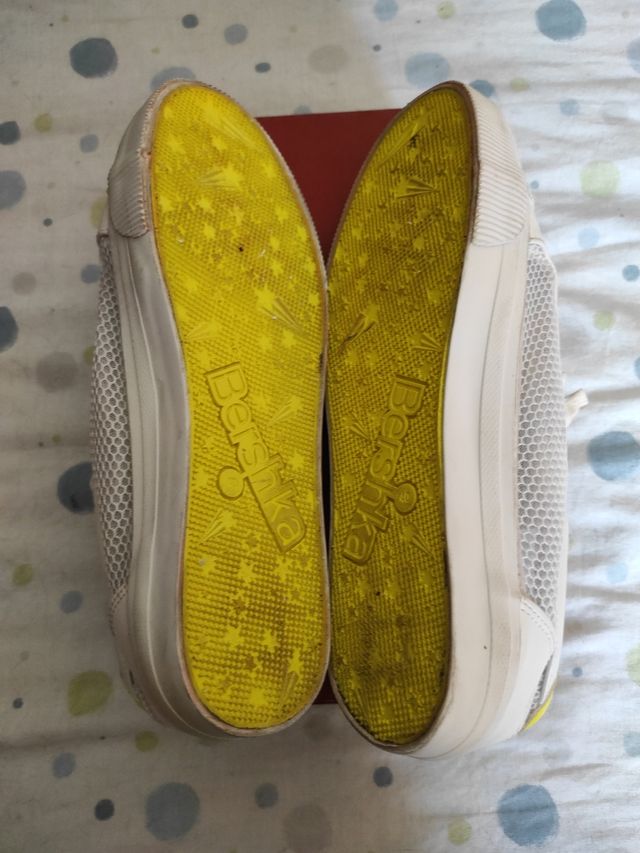 Estupendas zapatillas blancas Bershka. Talla 40.