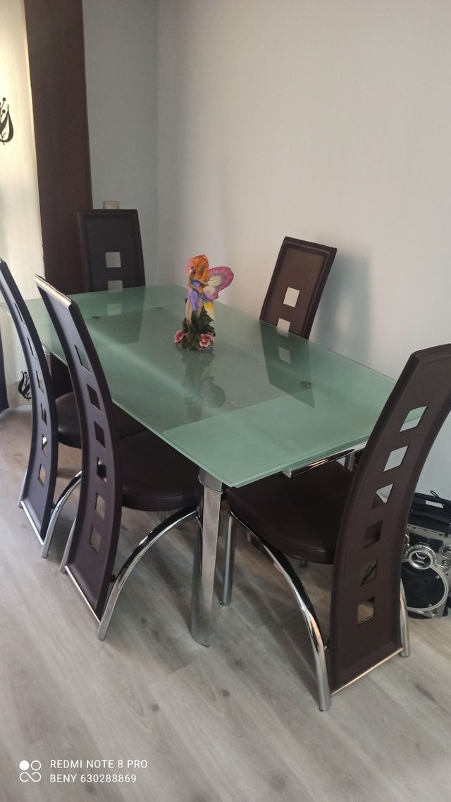 Sillas y mesa comedor de segunda mano por 50 EUR en El Parador en WALLAPOP