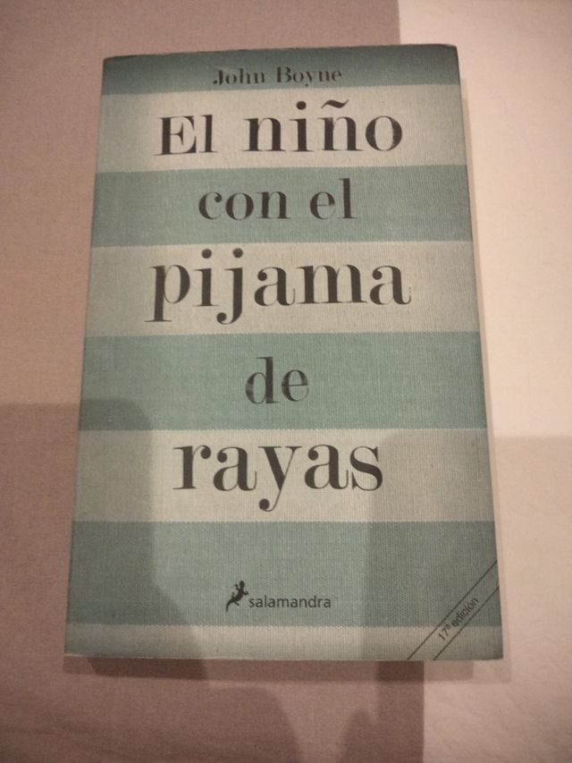 El niño con el pijama de rayas