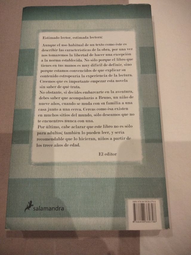 El niño con el pijama de rayas