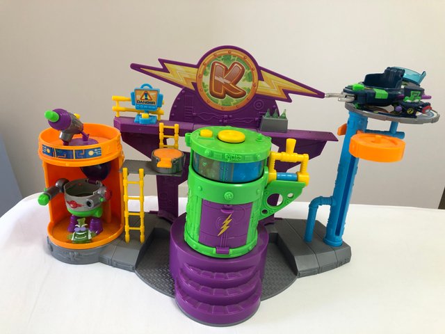 Superzings Kazoom Lab Battle second hand for 10 EUR in Málaga in WALLAPOP