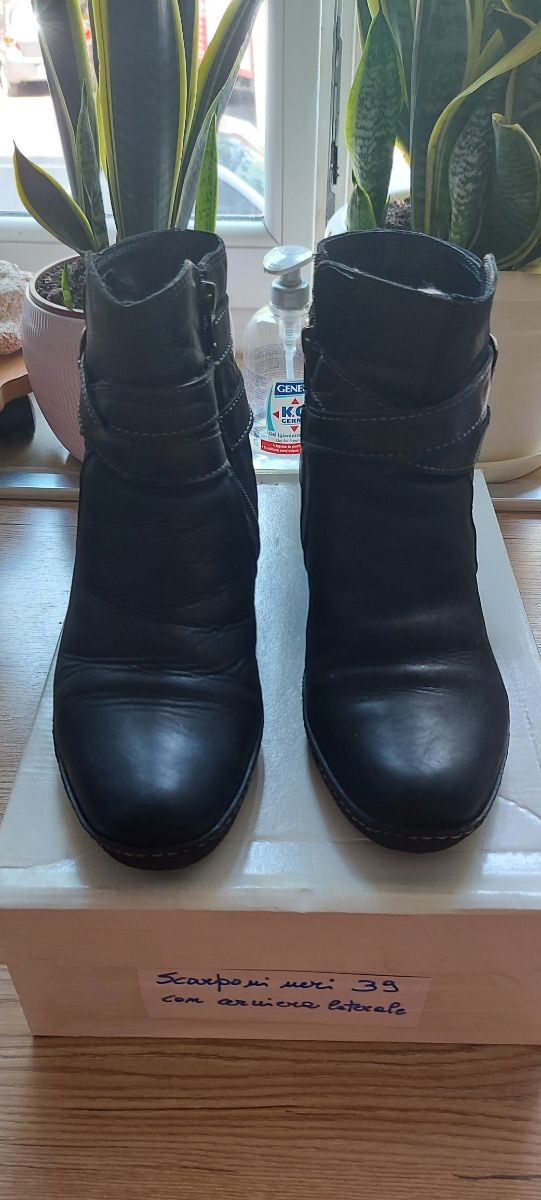 scarponcini neri con cerniera laterale n.39