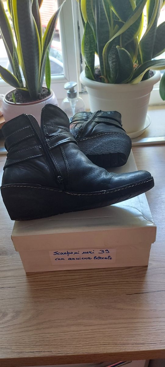 scarponcini neri con cerniera laterale n.39