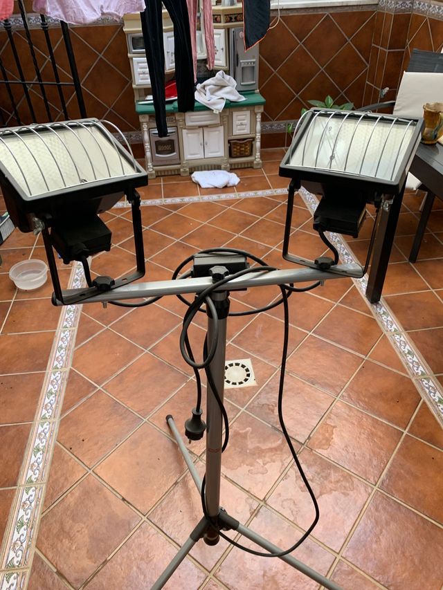 Dos focos con trípode