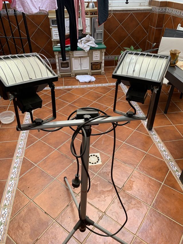 Dos focos con trípode