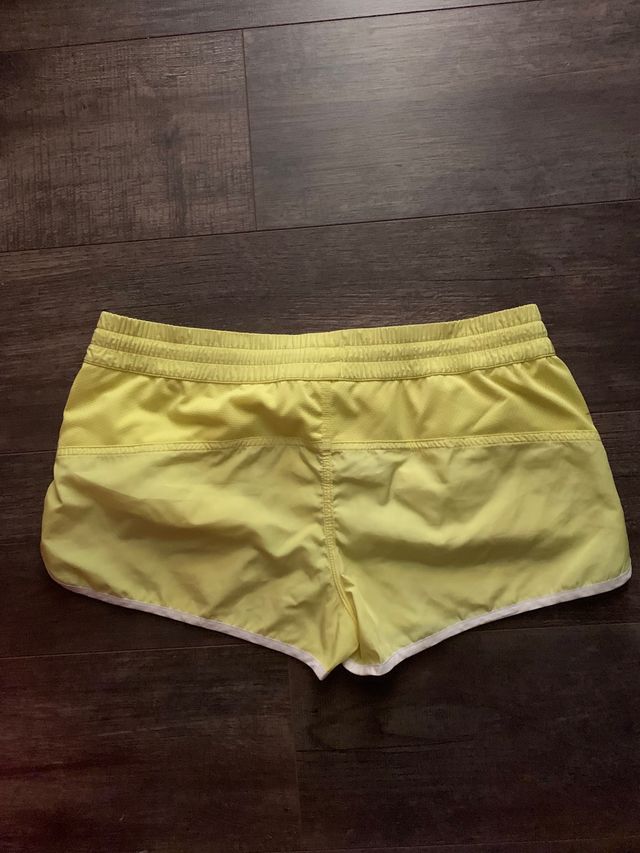 Short amarillo calzedonia