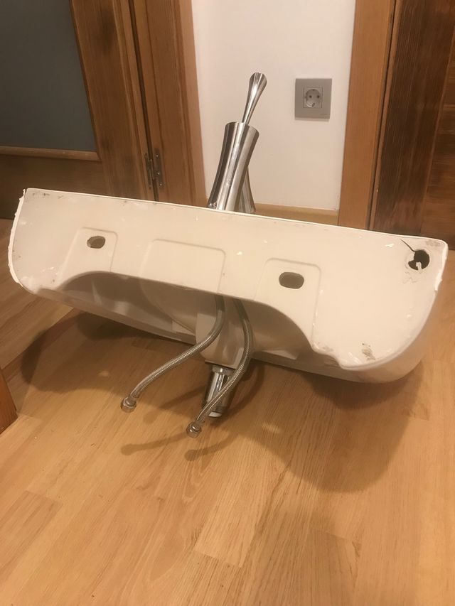Lavabo con grifo