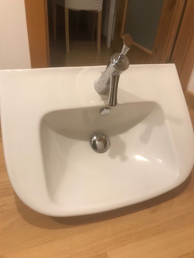 Lavabo con grifo