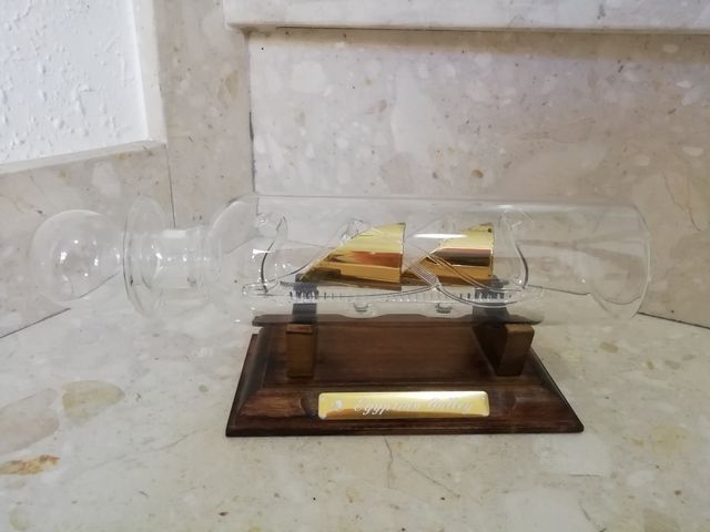 Galeón egipcio dentro de una botella