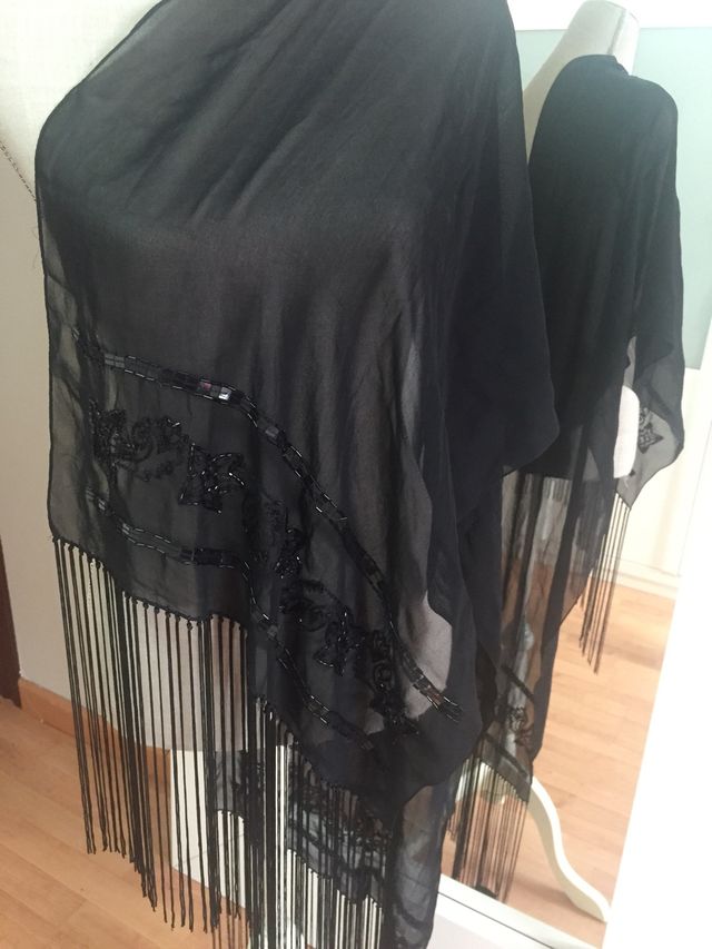 Chal Negro con flecos y drapeado