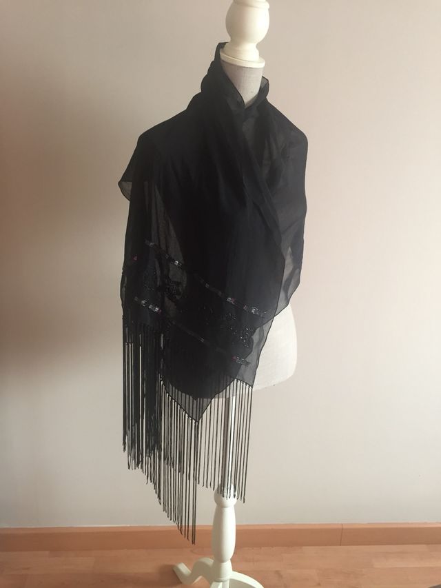 Chal Negro con flecos y drapeado
