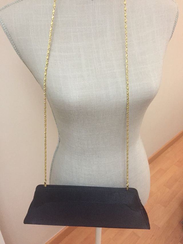 Bolso de boda negro raso con cadena dorada