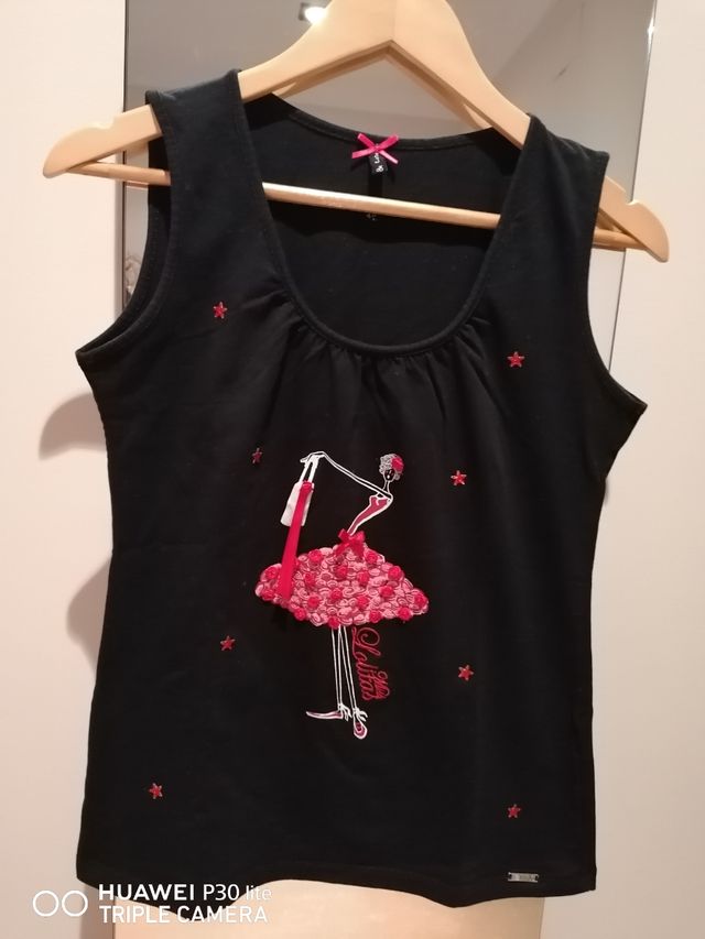 camiseta negra bordada