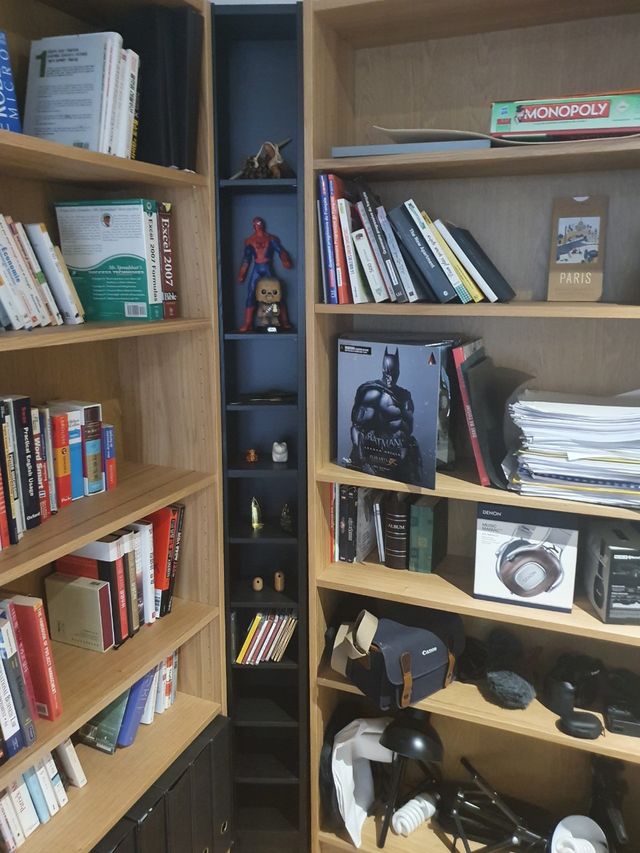 Estantería estrecha de madera_Ikea de segunda mano por 20 EUR en Madrid