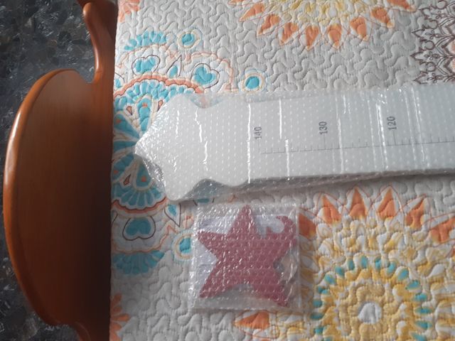 Medidor infantil de madera blanco y granate