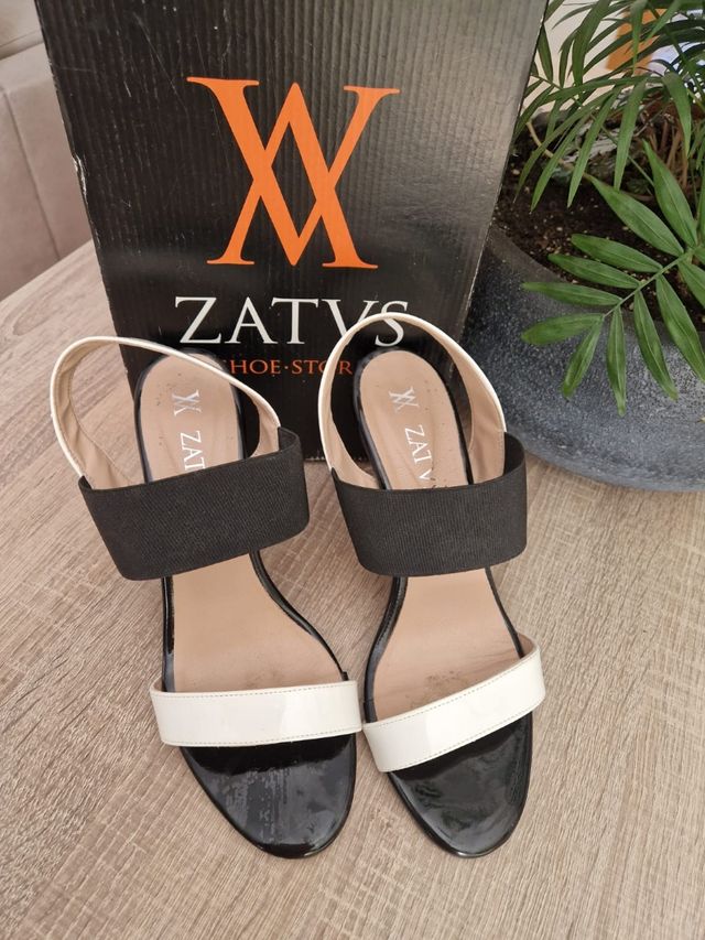 sandalias blanco y negro